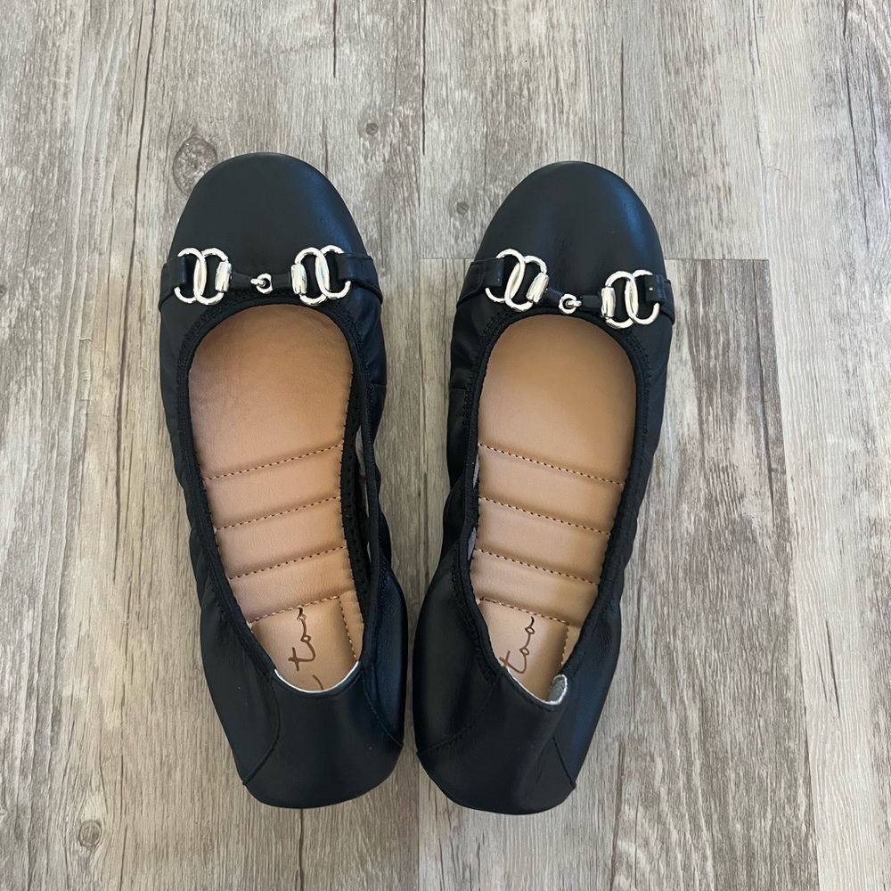 Me Too OLYMPIA BALLET FLAT W/ ORNAMENT